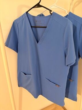 ✨2✨ FIGS Casma Three Pocket Scrub Top